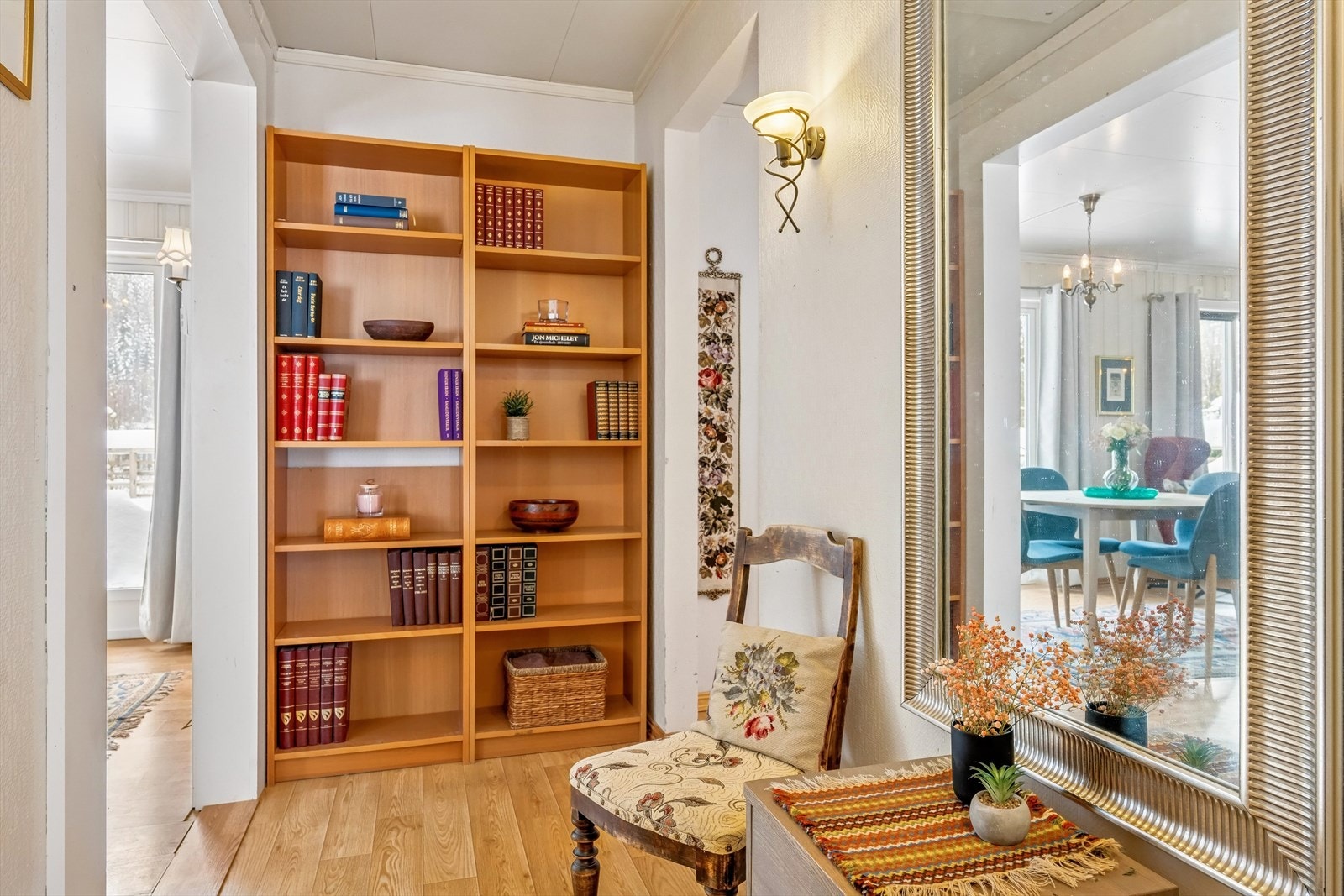 Det er gode garderobemuligheter i boligens romslige gang. Galleribilde