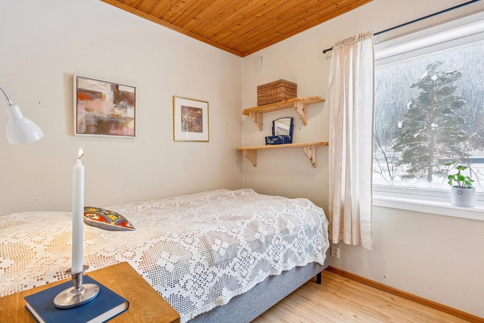 Soverom 3. På soverommene er det plassbygde skap. Galleribilde