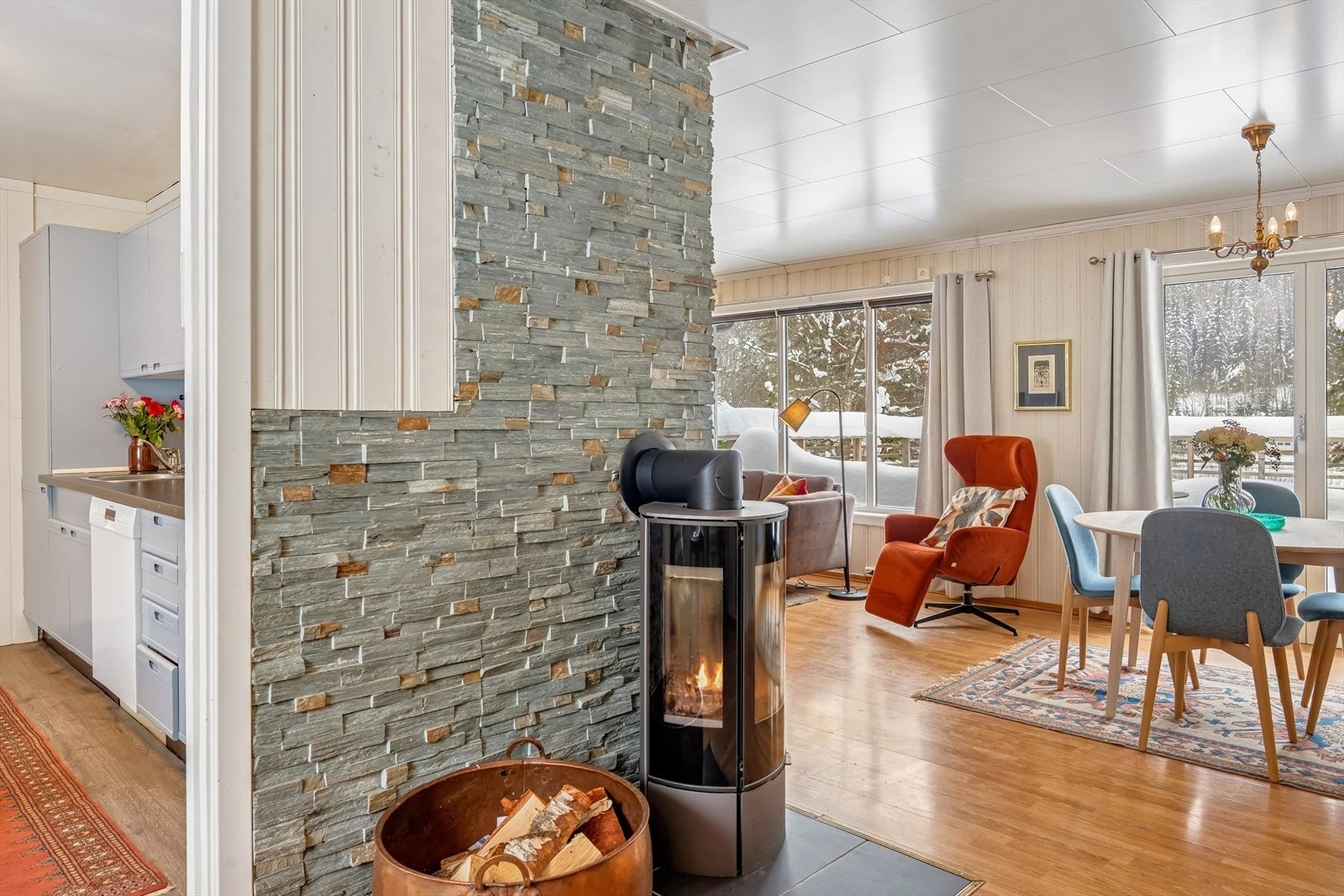 Inne i boligen er det en lys og luftig stue. Her er det flere store vinduer og tofløyet terrassedør med glassfelt. Galleribilde