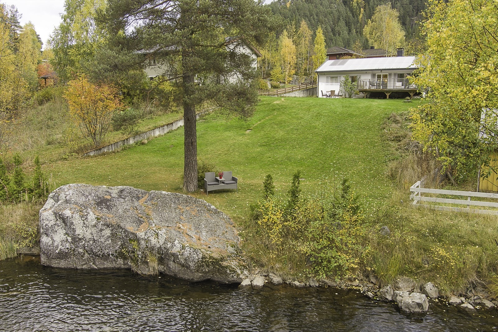 Boligens fine beliggenhet kommer virkelig til sin rett i sommerhalvåret. (KT Boligfoto) Galleribilde