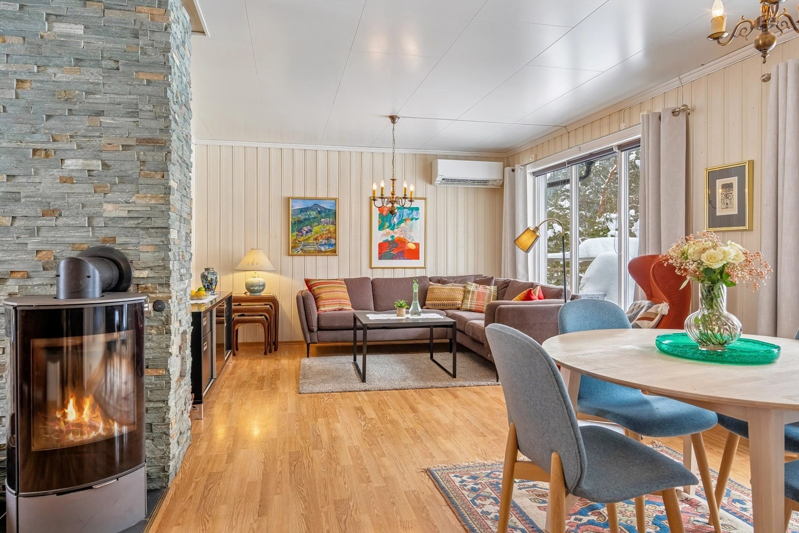 Terrassedøren er, som rommets stilige peisovn, fra 2023 Galleribilde