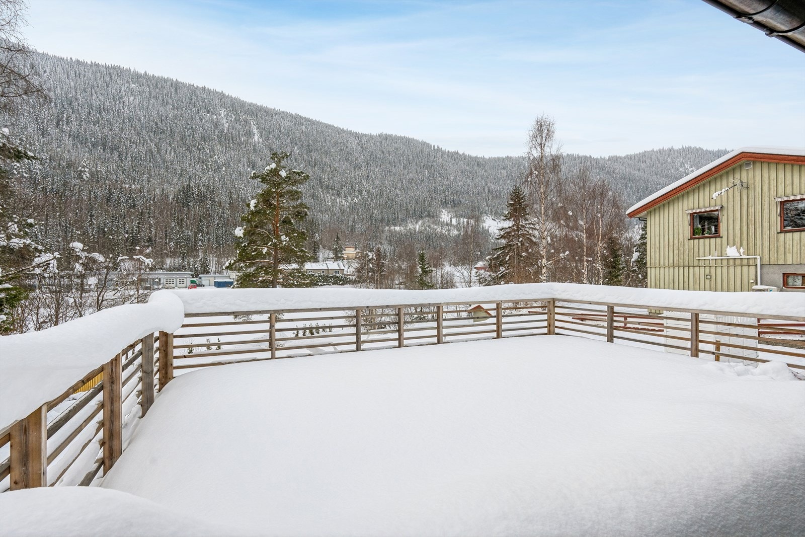 I Skrautvålsvegen 53 er det sol hele året, så når våren kommer blir terrassen igjen bli mye brukt. Galleribilde