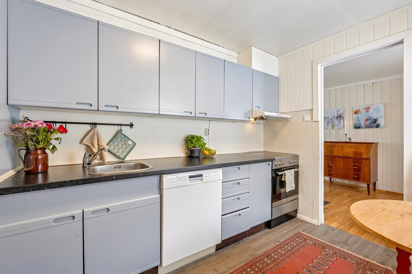 På kjøkkenet er det innredningen fra ca. 1990. Den har folierte dører med heltre gripekant. Galleribilde