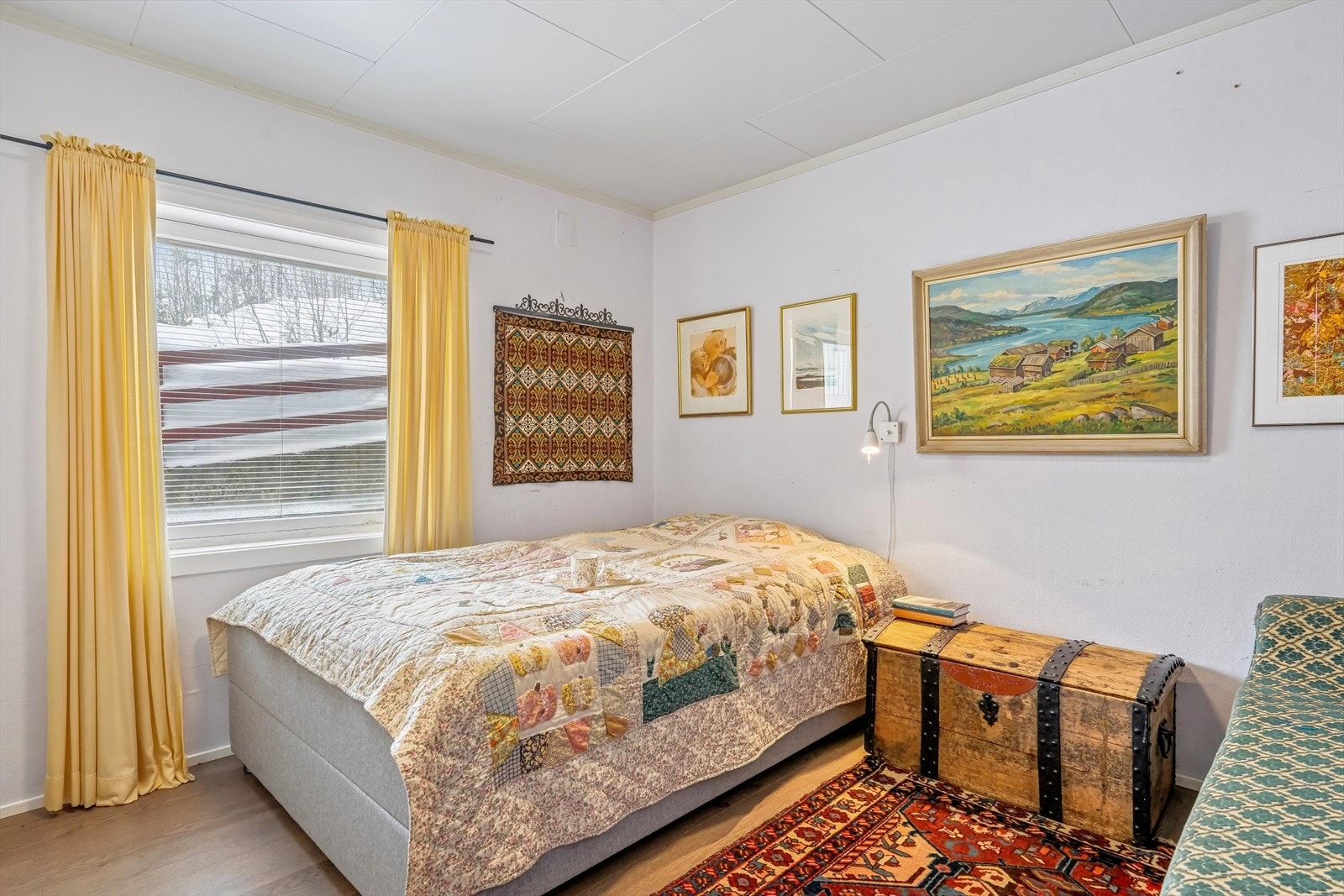 I boligen er det tre soverom - alle hensiktsmessig plassert i den ene enden av huset, sammen med badet. Galleribilde