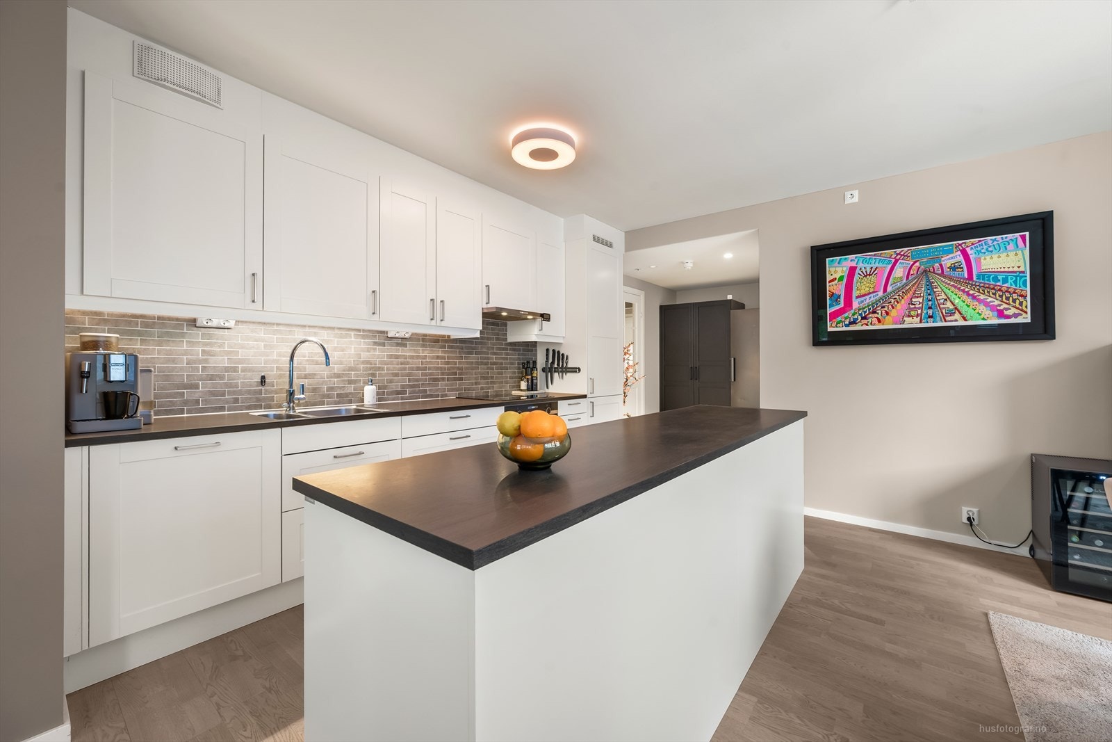 Praktisk kjøkkenøy som deler mellom kjøkken og spisestuen. Her er det god plass til å lage mat. Galleribilde