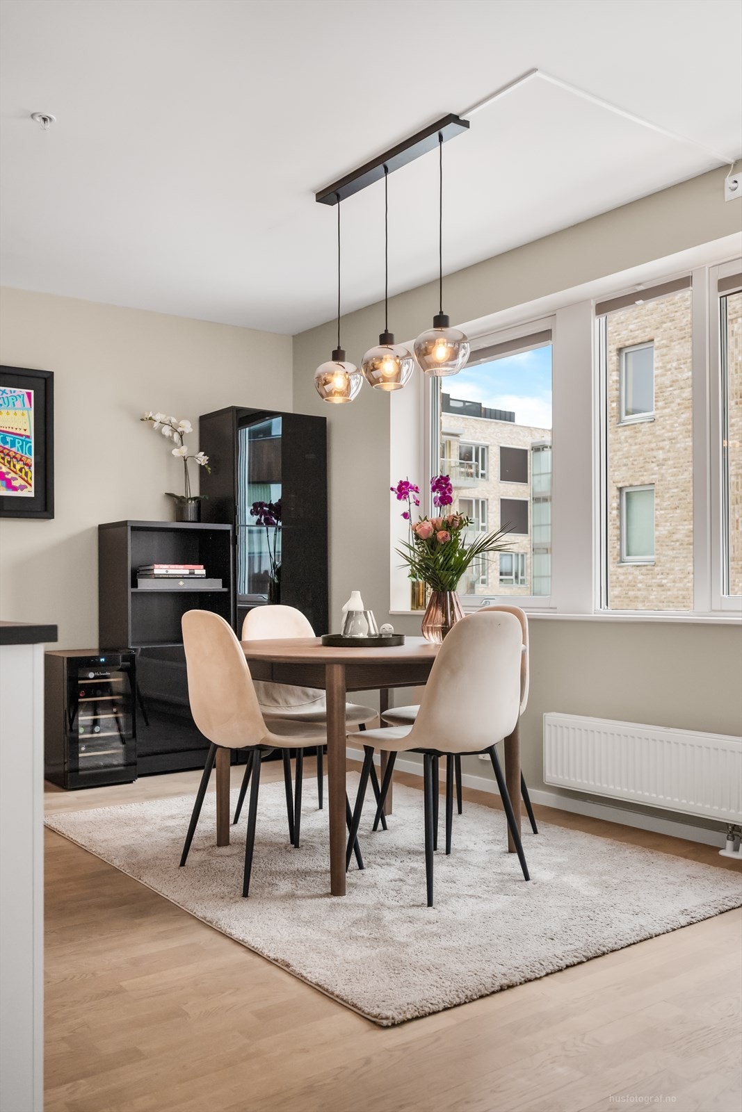 Her er det plass til et hyggelig spisebord ved vinduet som slipper inn mye lys. Galleribilde