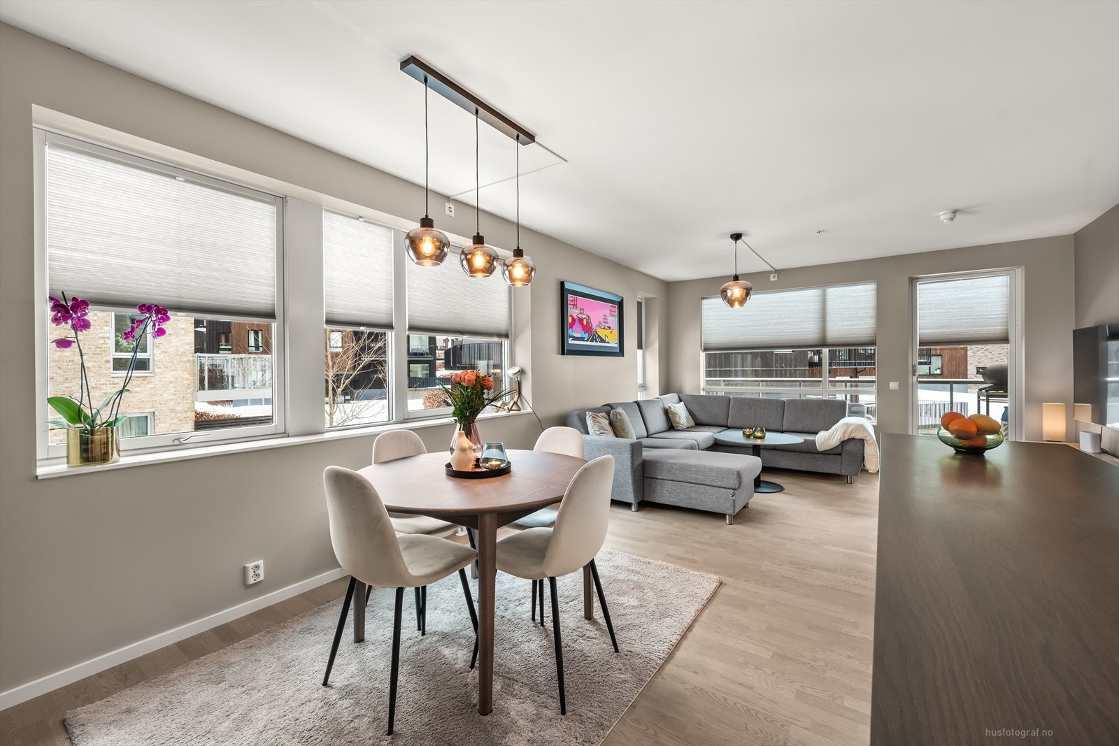 Det er en god planløsning mellom stue og kjøkken. Galleribilde