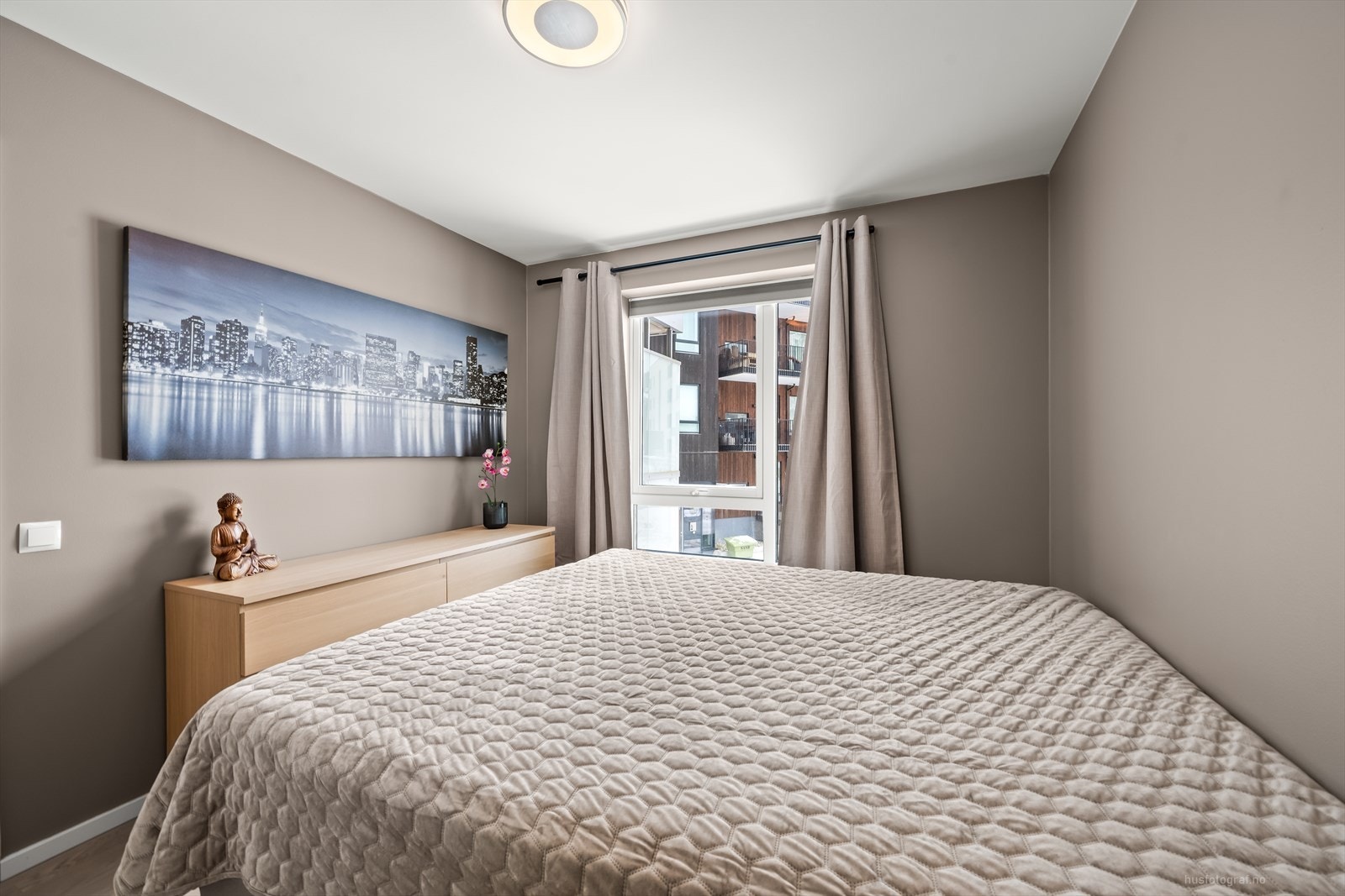 Her er det plass til dobbeltseng og kommode. Galleribilde