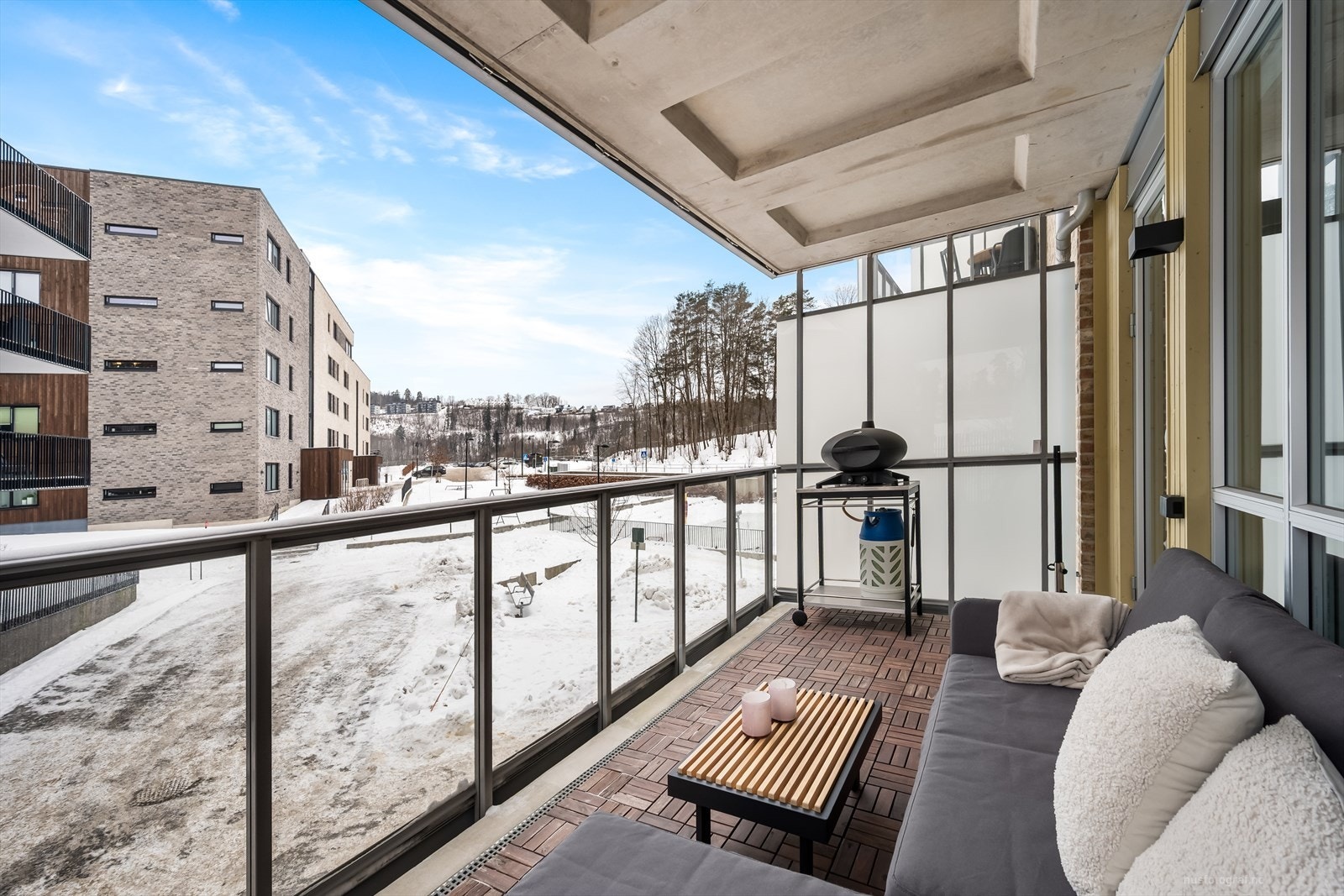 Leiligheten har utgang til en overbygget balkong på ca. 10 kvm. Galleribilde