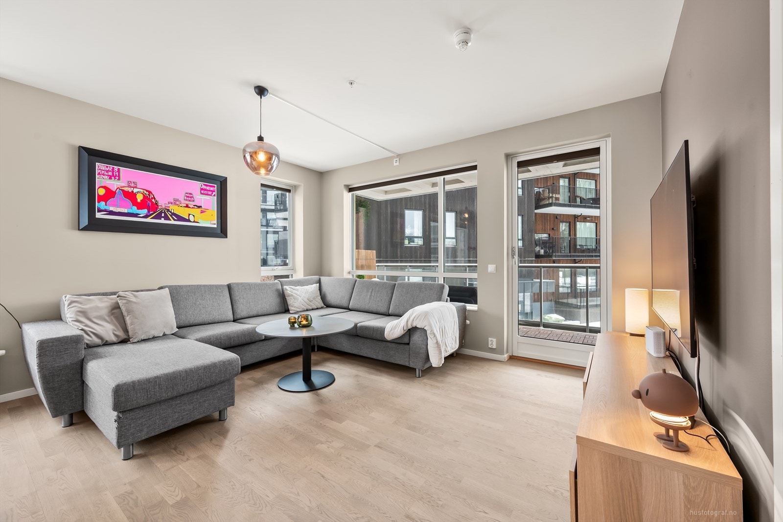 Her er det plass til sofa, bord, tv benk og tv. Galleribilde