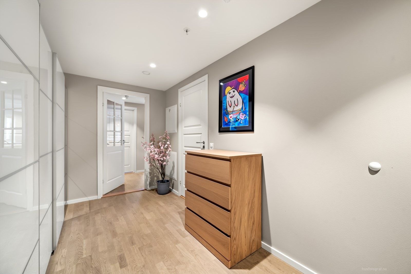 Det er plass til oppbevaring av yttertøy i gangen. Galleribilde