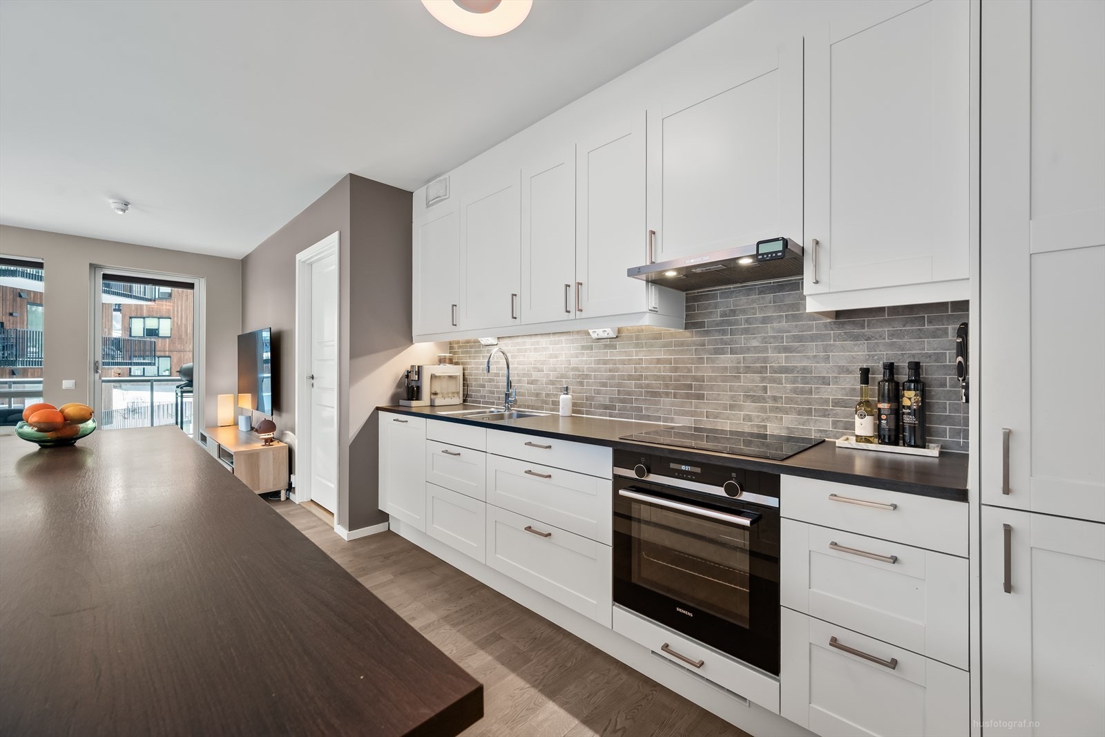 Kjøkkenet ligger i åpen løsning mot stuen og har en praktisk kjøkkenøy. Galleribilde