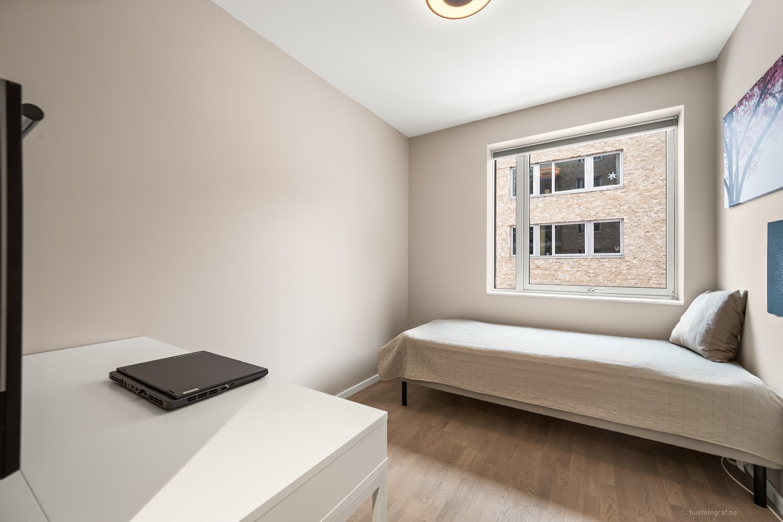 Her er det plass til seng og skrivebord. Galleribilde