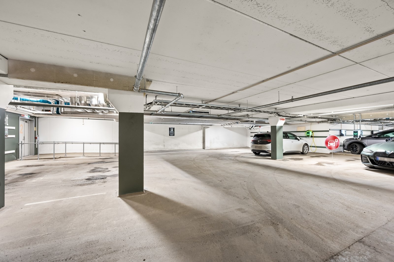 Medfølger parkeringsplass i garasjeanlegget. Galleribilde
