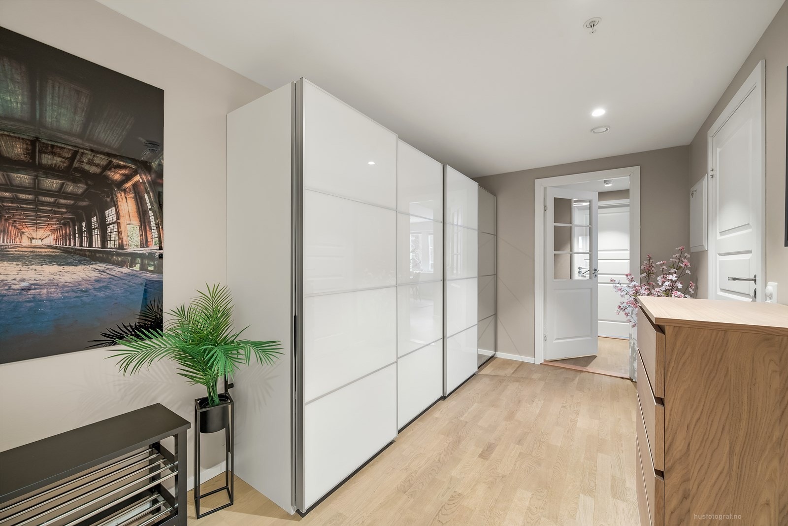 Velkommen inn til en gang med med Ikea pax garderobe med skyvedører. Galleribilde