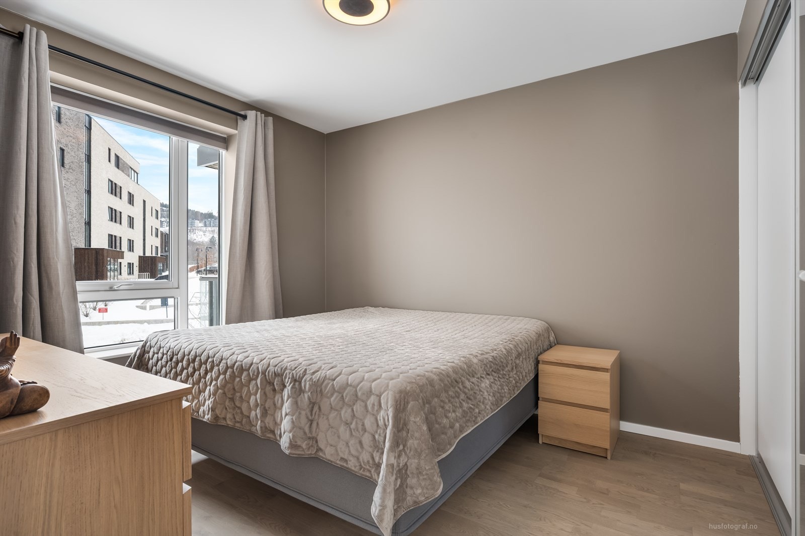 Det er god plass til nattbord på begge sider av sengen. Galleribilde