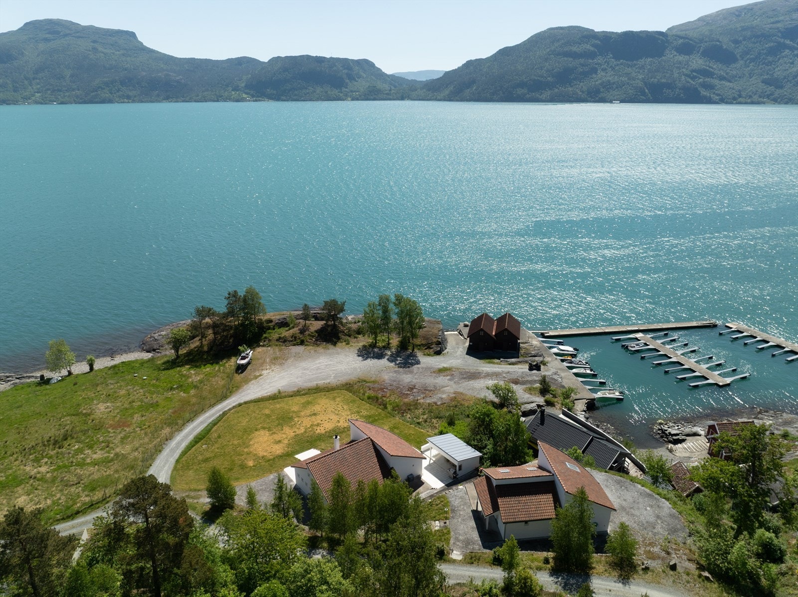 Beliggende like ved sjøkanten der en har strand, svaberg og båthavn - Båtplass i felles anlegg Galleribilde