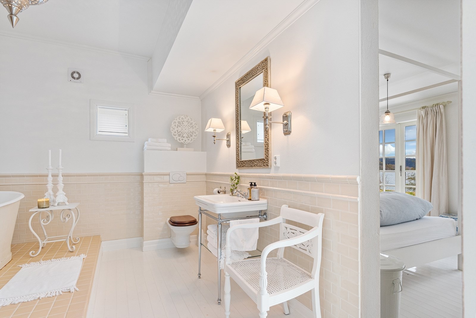 Bad med hovedsoverom innenfor Galleribilde