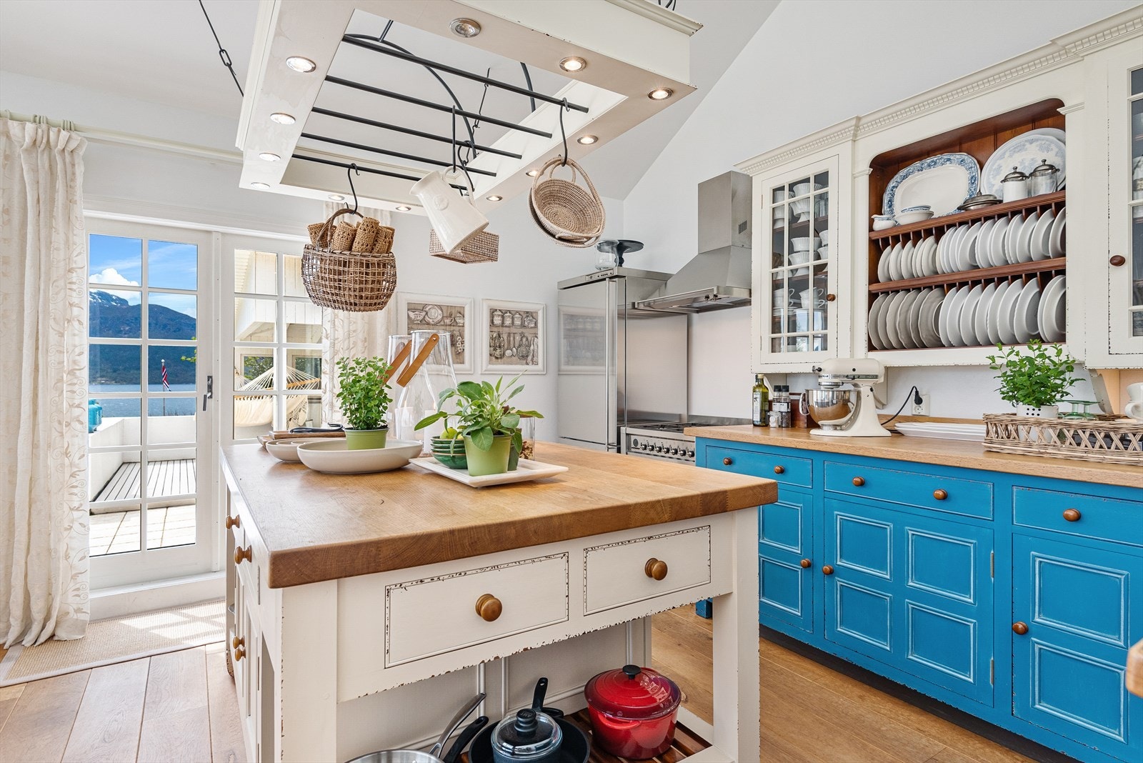 Eksklusivt kjøkken importert fra England. Gasskomfyr Galleribilde