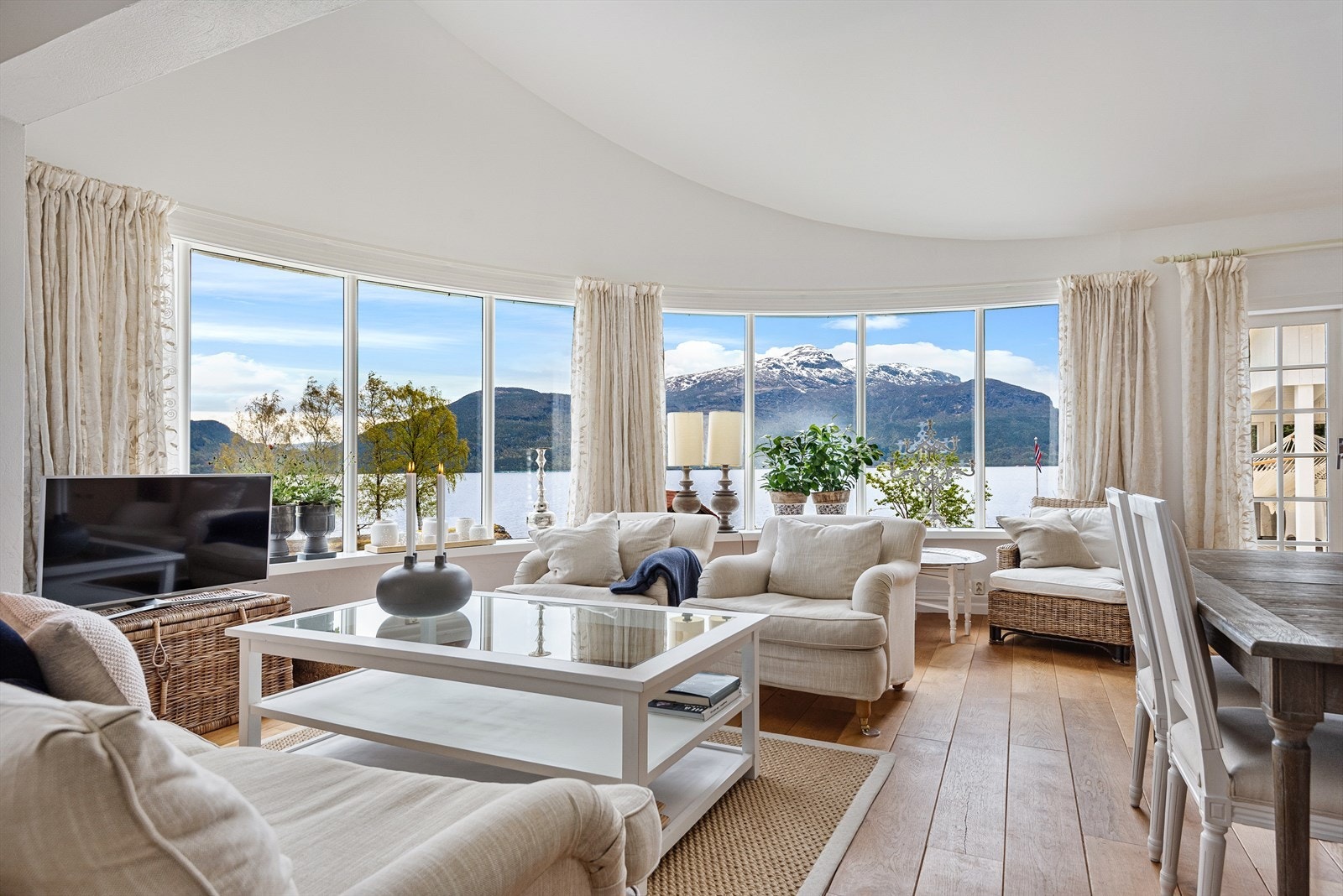 Stue med store vindusflater og ekstra takhøye - Fantastisk utsikt! Galleribilde