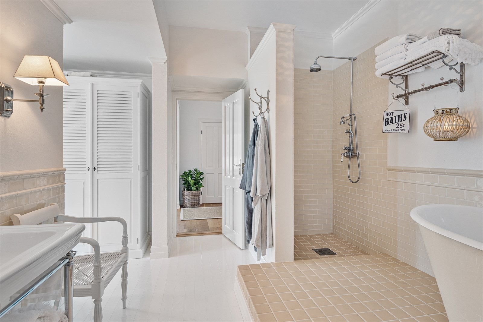 Bad med dusj og badekar - gjennomført stil og påkostet innredning Galleribilde