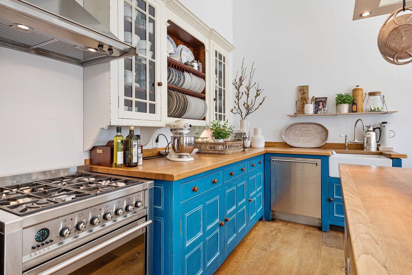 Eksklusivt kjøkken importert fra England. Gasskomfyr Galleribilde