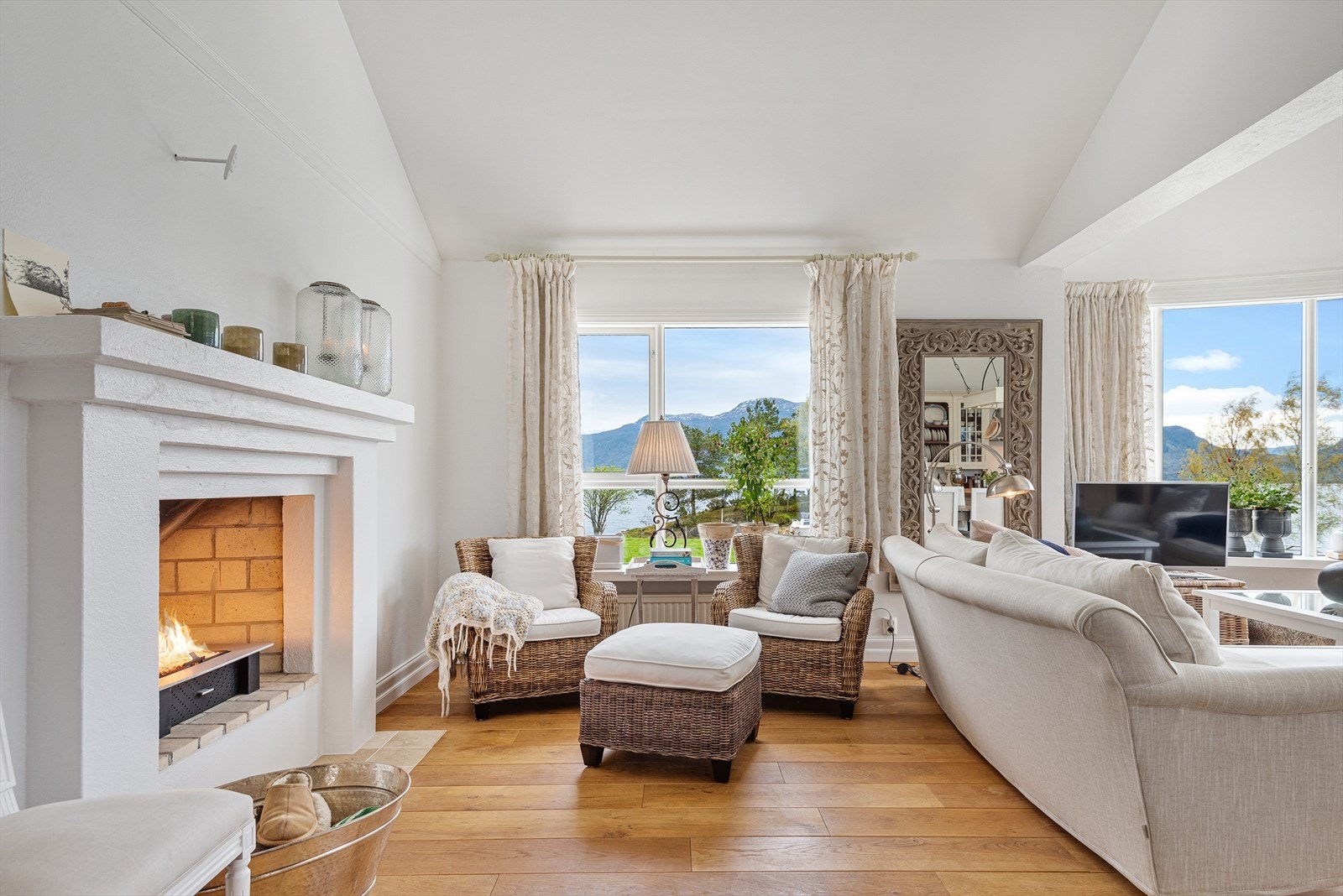 Stue med flere sittegrupper. Åpen peis, der en har installert har gasspeis Galleribilde