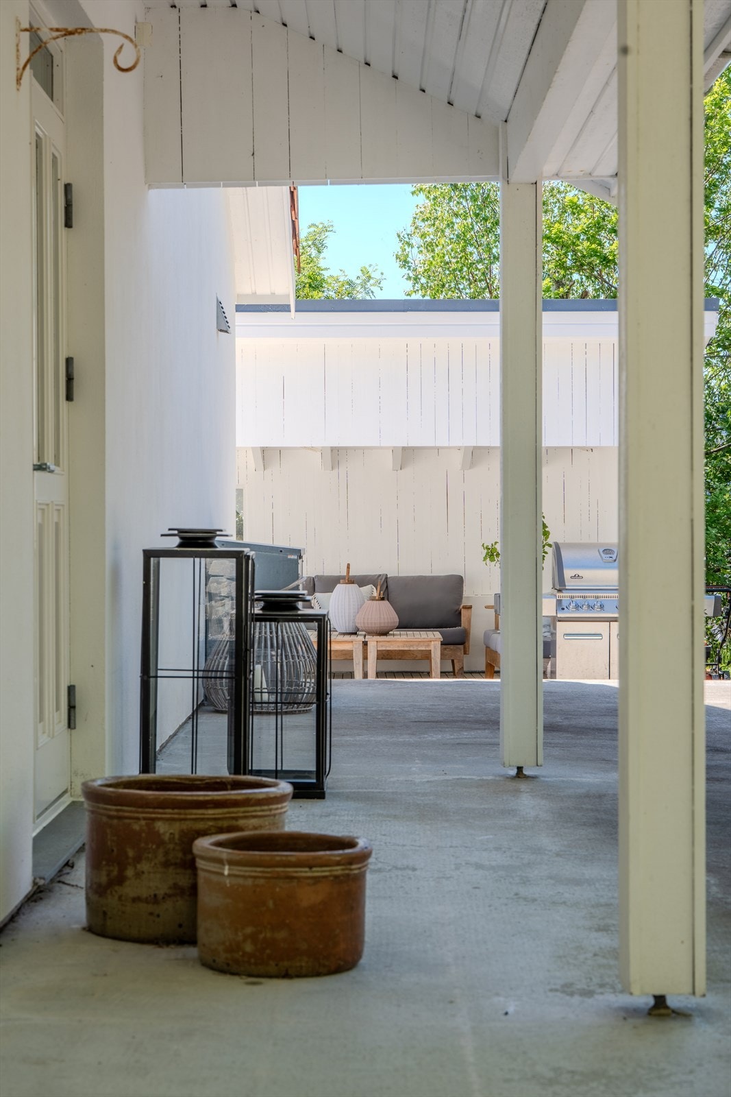 Overbygd inngangsparti. Støpt betongplate Galleribilde