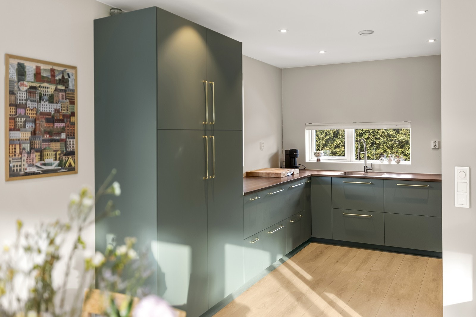 Rikelig med skap- og benkeplass gjør kjøkkenet svært funksjonelt. Galleribilde