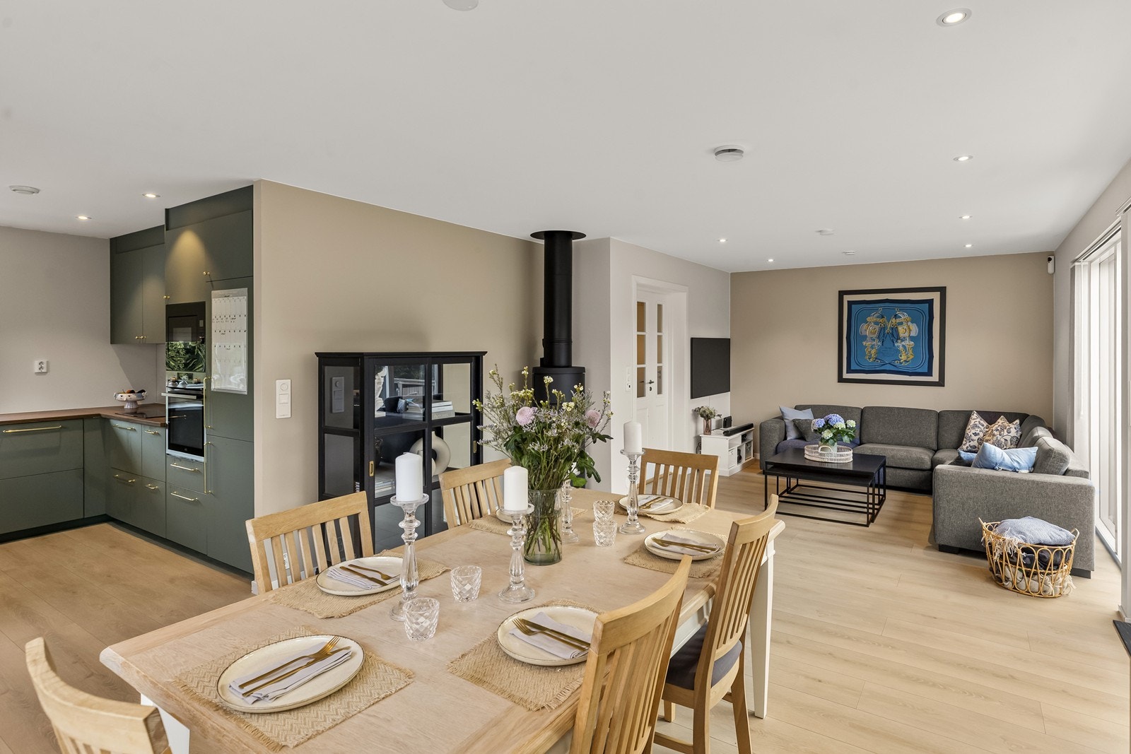 Stuen og kjøkkenet er i en åpen løsning, som skaper et sosialt og luftig allrom. Galleribilde