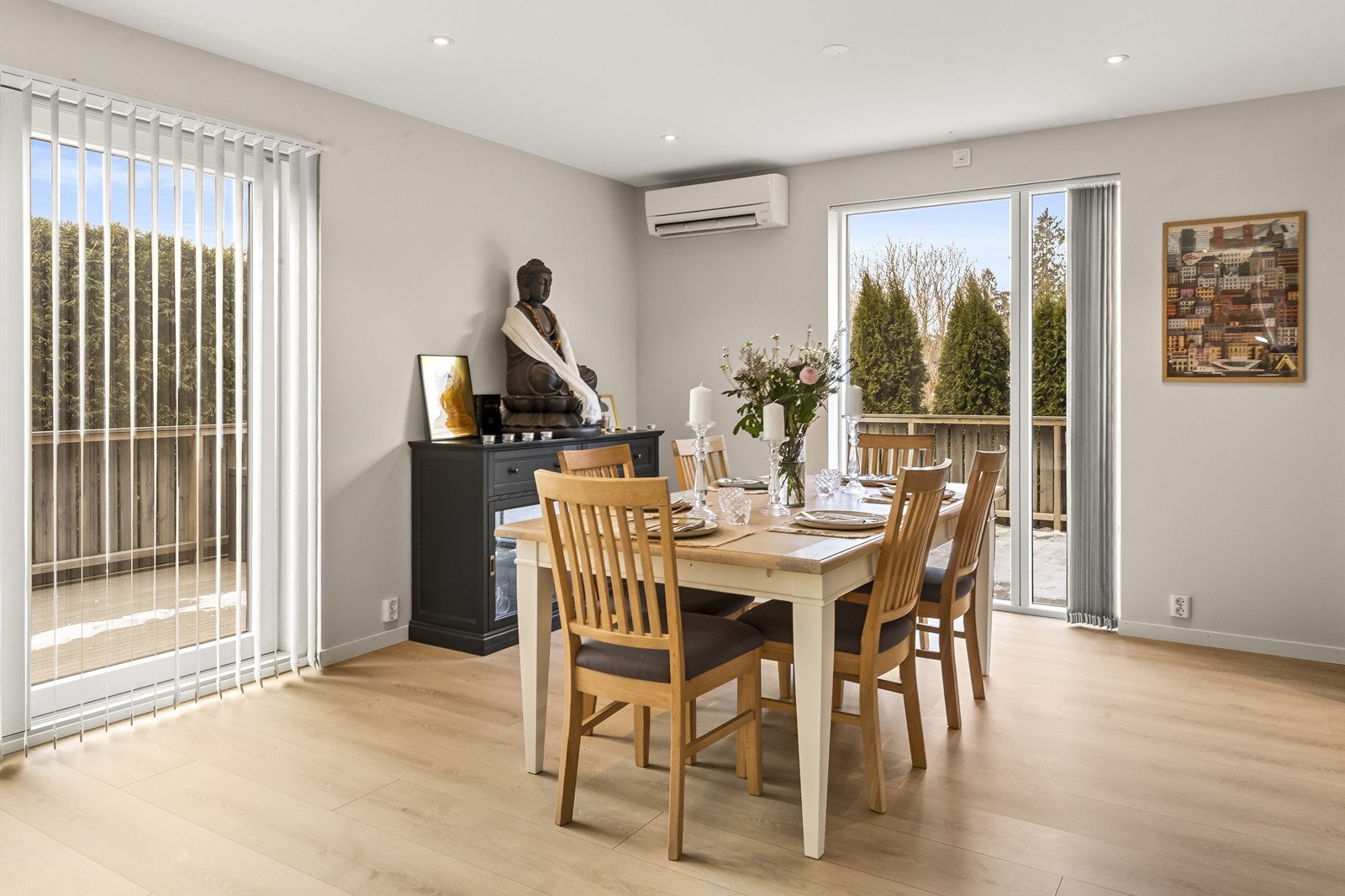 Fra stuen er det direkte utgang til den store verandaen via en skyvedør. Galleribilde