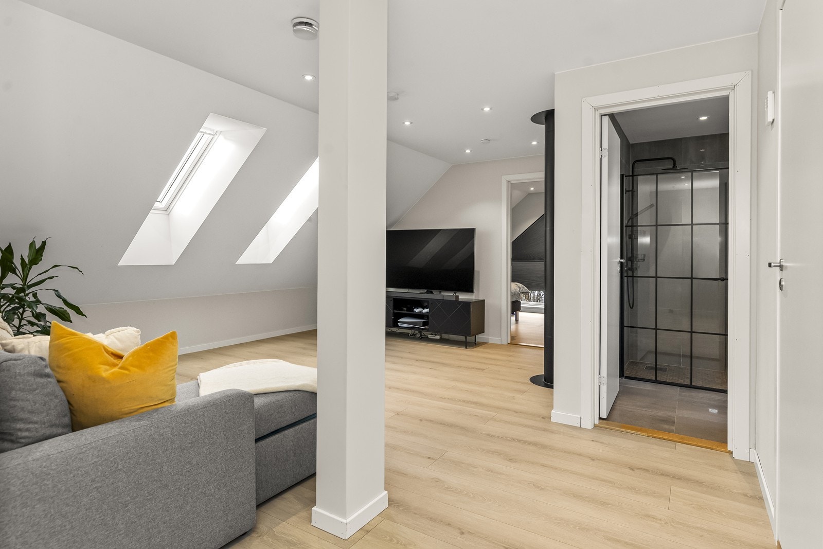 Fra loftstuen er det tilgang til etasjens to soverom og bad. Galleribilde