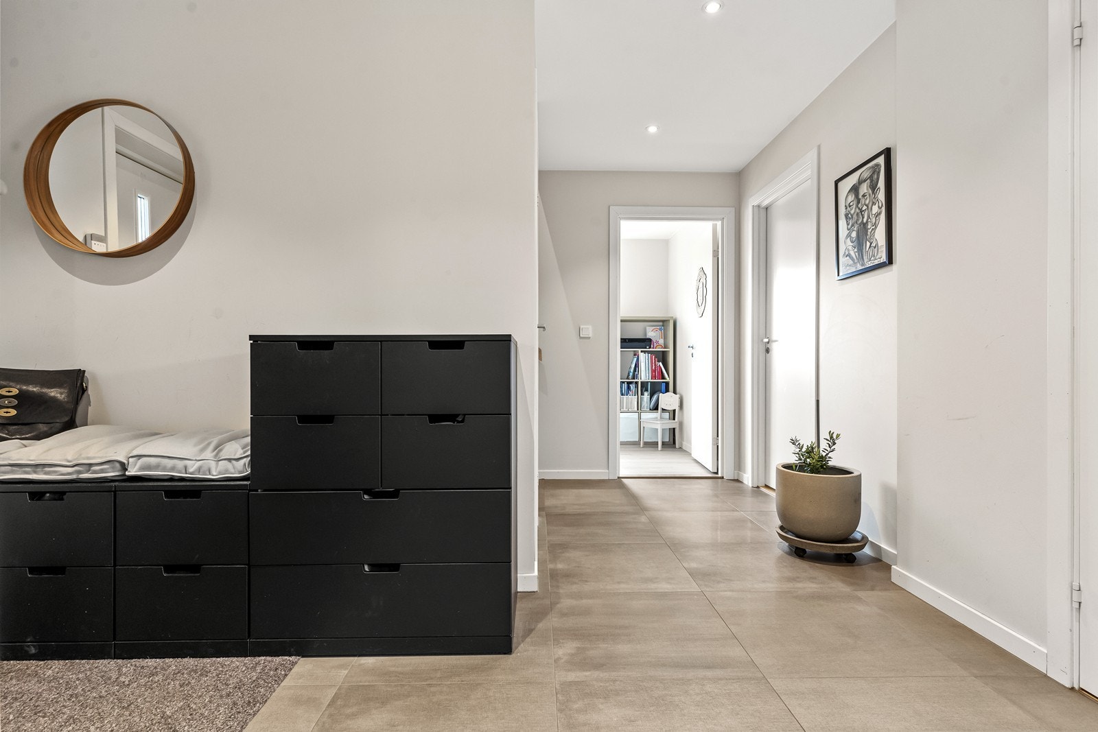 Fra hallen ledes du videre inn i boligens sosiale sone i første etasje. Galleribilde