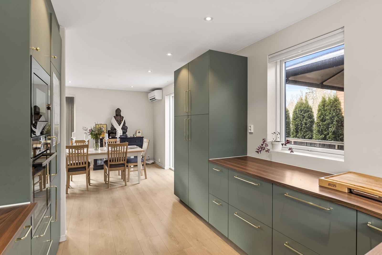 Den åpne løsningen gir god kontakt med spiseplassen og stuen. Galleribilde