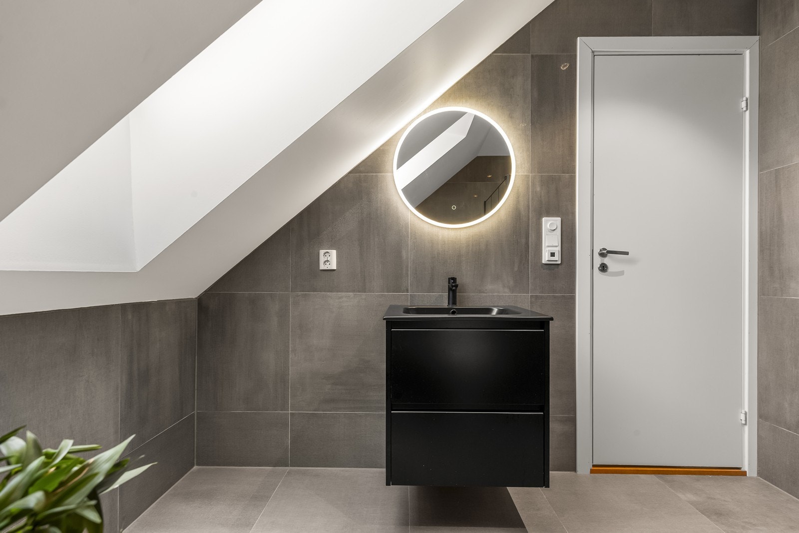 Innredning med servant og toalett. Galleribilde