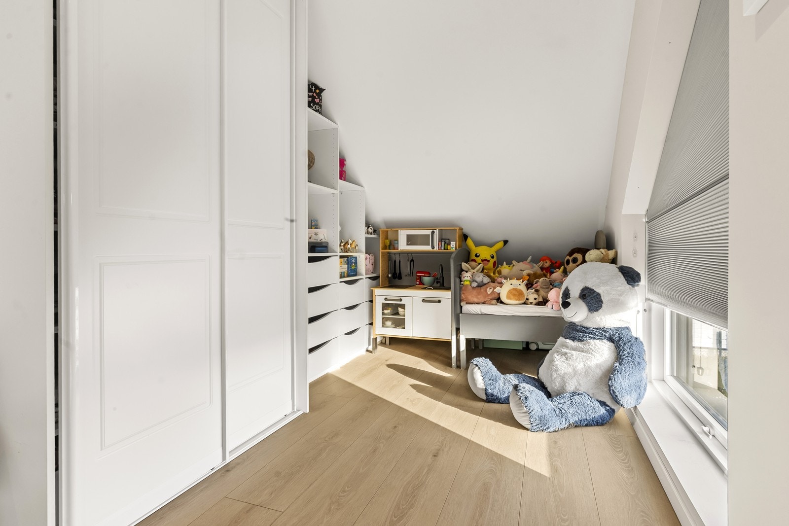 Praktiske løsninger for oppbevaring utnytter plassen godt under skråtaket. Galleribilde