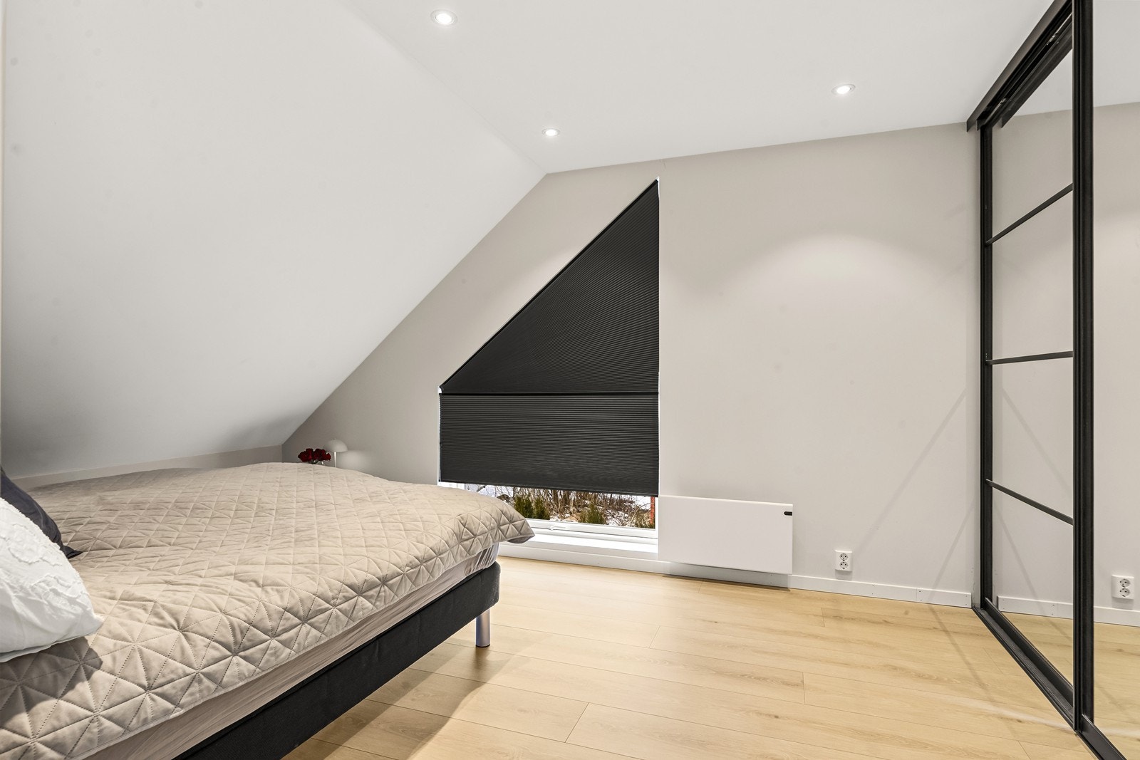 Rommet har en stor garderobeløsning med speilfronter. Galleribilde