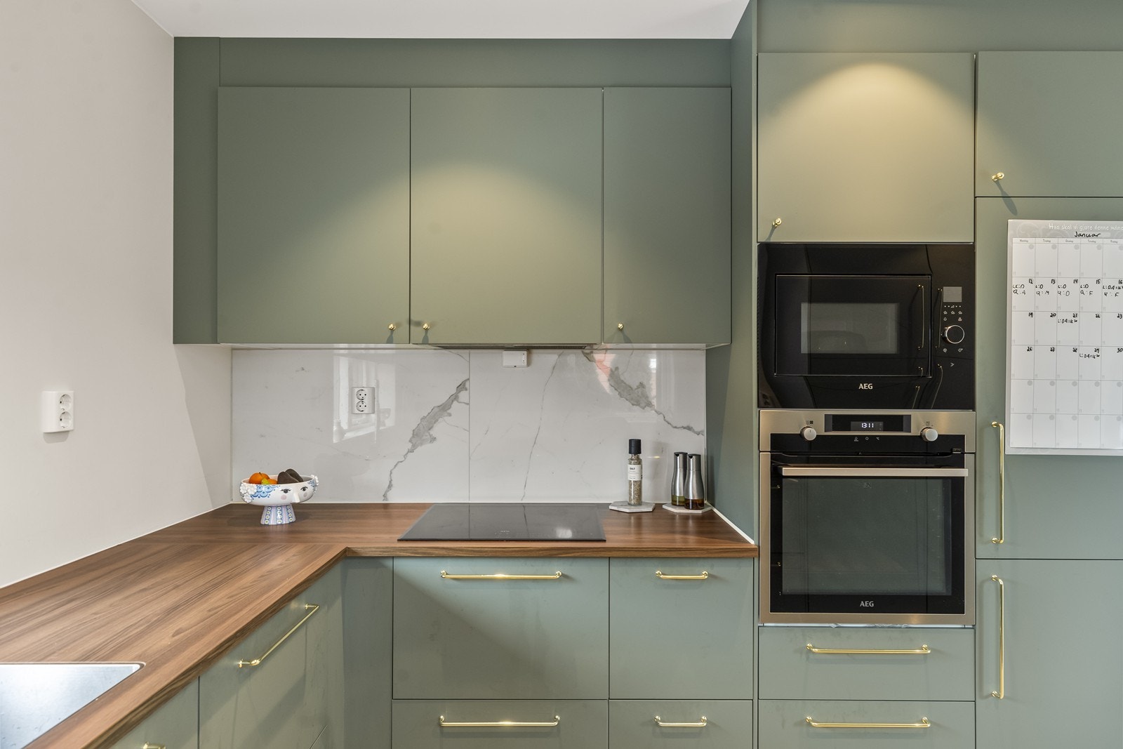 Kjøkkenet er utstyrt med komfyrvakt og vannstoppsystem for økt sikkerhet. Galleribilde