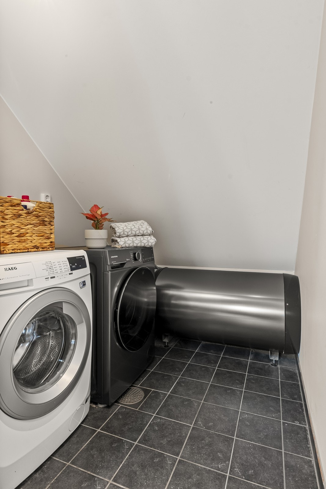 Praktisk vaskerom i andre etasje med opplegg for vaskemaskin og flislagt gulv med varmekabler. Galleribilde