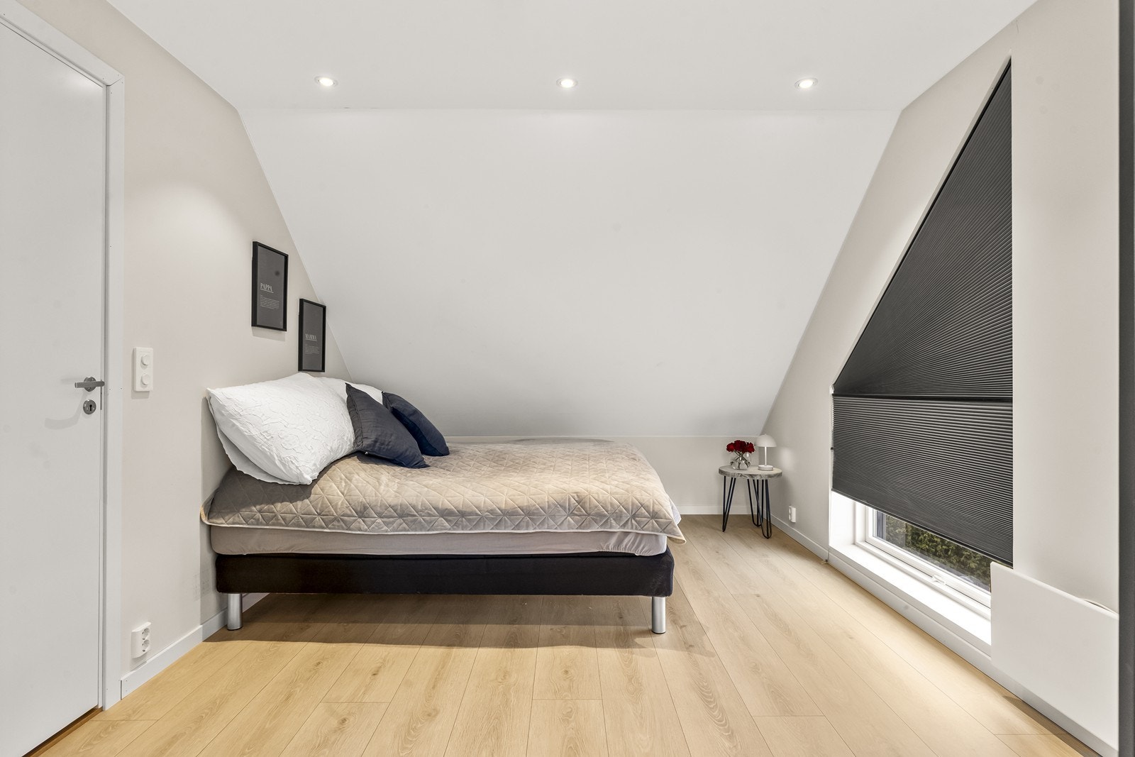 Hovedsoverommet i andre etasje er lyst og luftig. Galleribilde