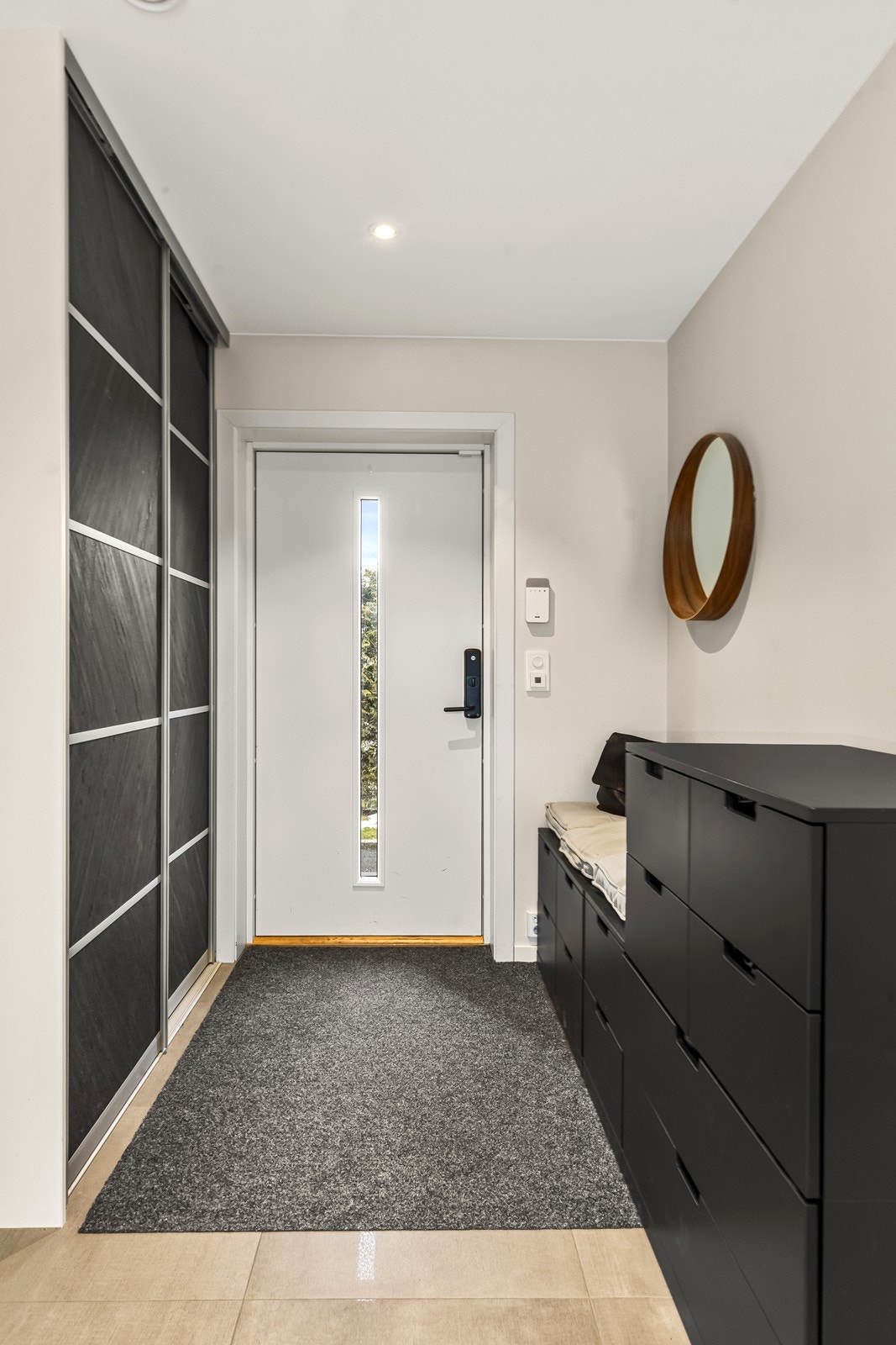 Hallen har flislagt gulv og god plass til oppbevaringsløsninger for yttertøy. Galleribilde