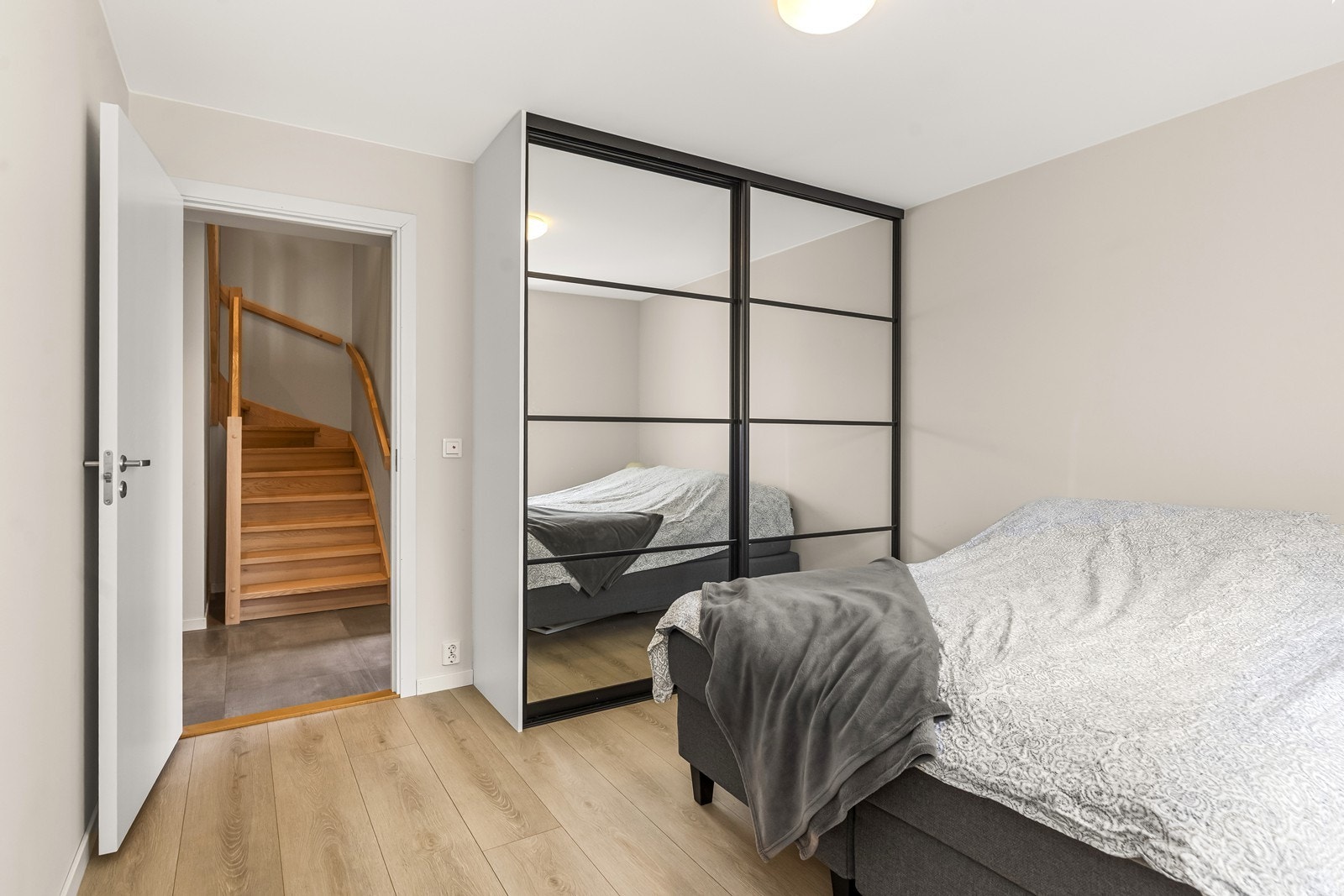 Dette soverommet har en romslig skyvedørsgarderobe for effektiv oppbevaring. Galleribilde