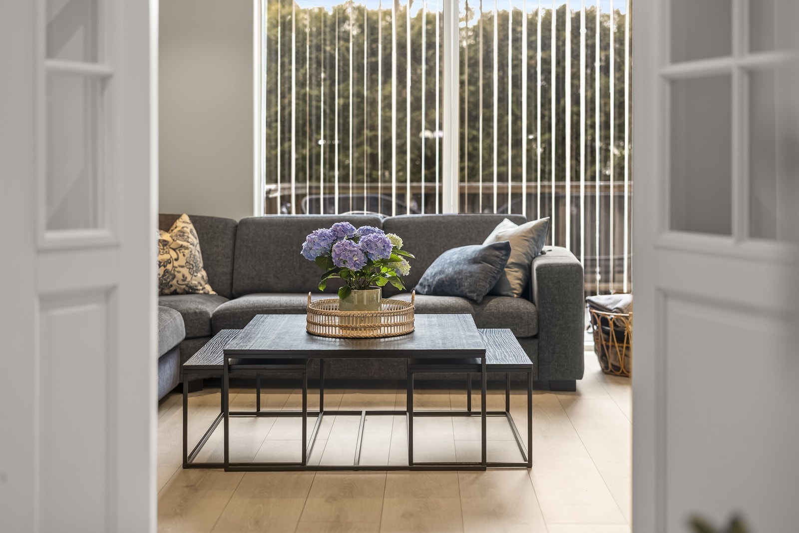 En profilert dør med glass skiller elegant mellom hallen og stuen. Galleribilde