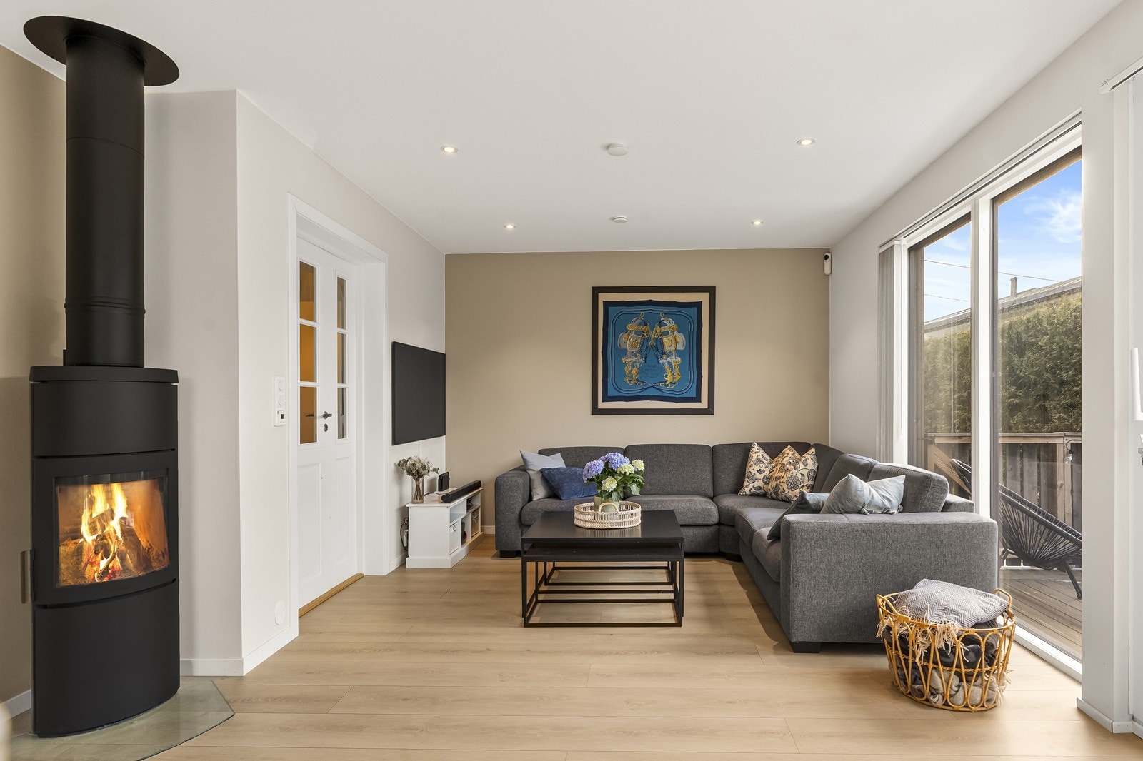 En vedovn fra 2024 gir både varme og en hyggelig atmosfære i stuen. Galleribilde