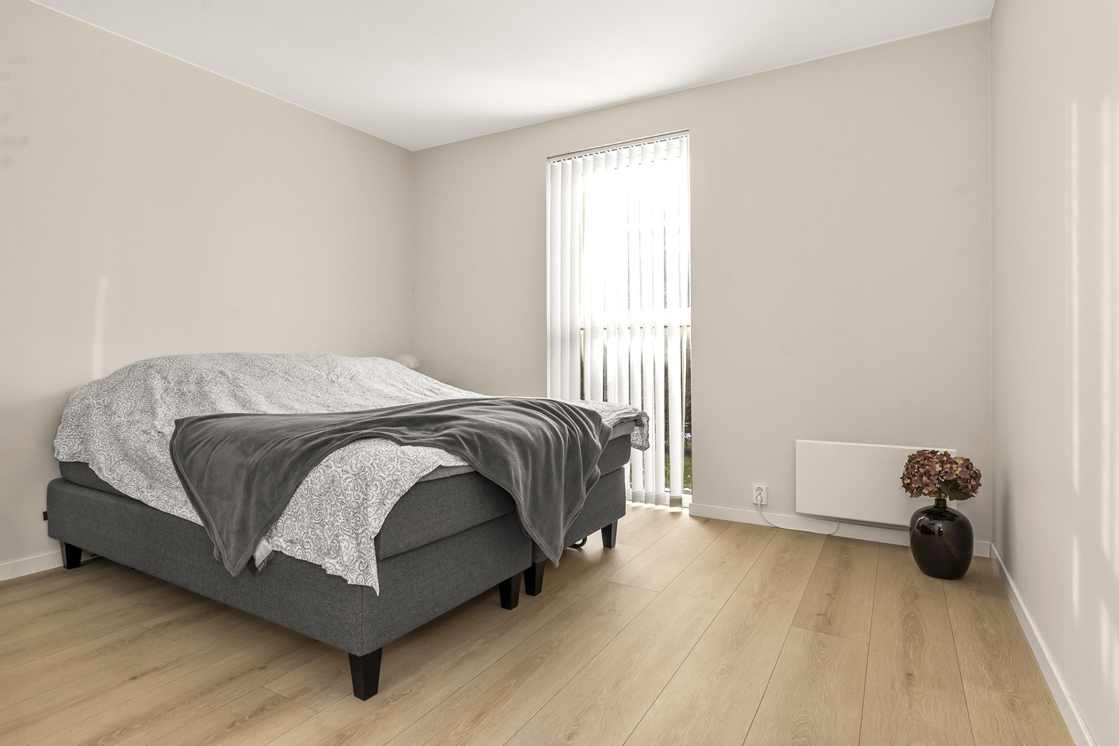 Boligen har to soverom i første etasje, begge med laminatgulv og panelovner. Galleribilde