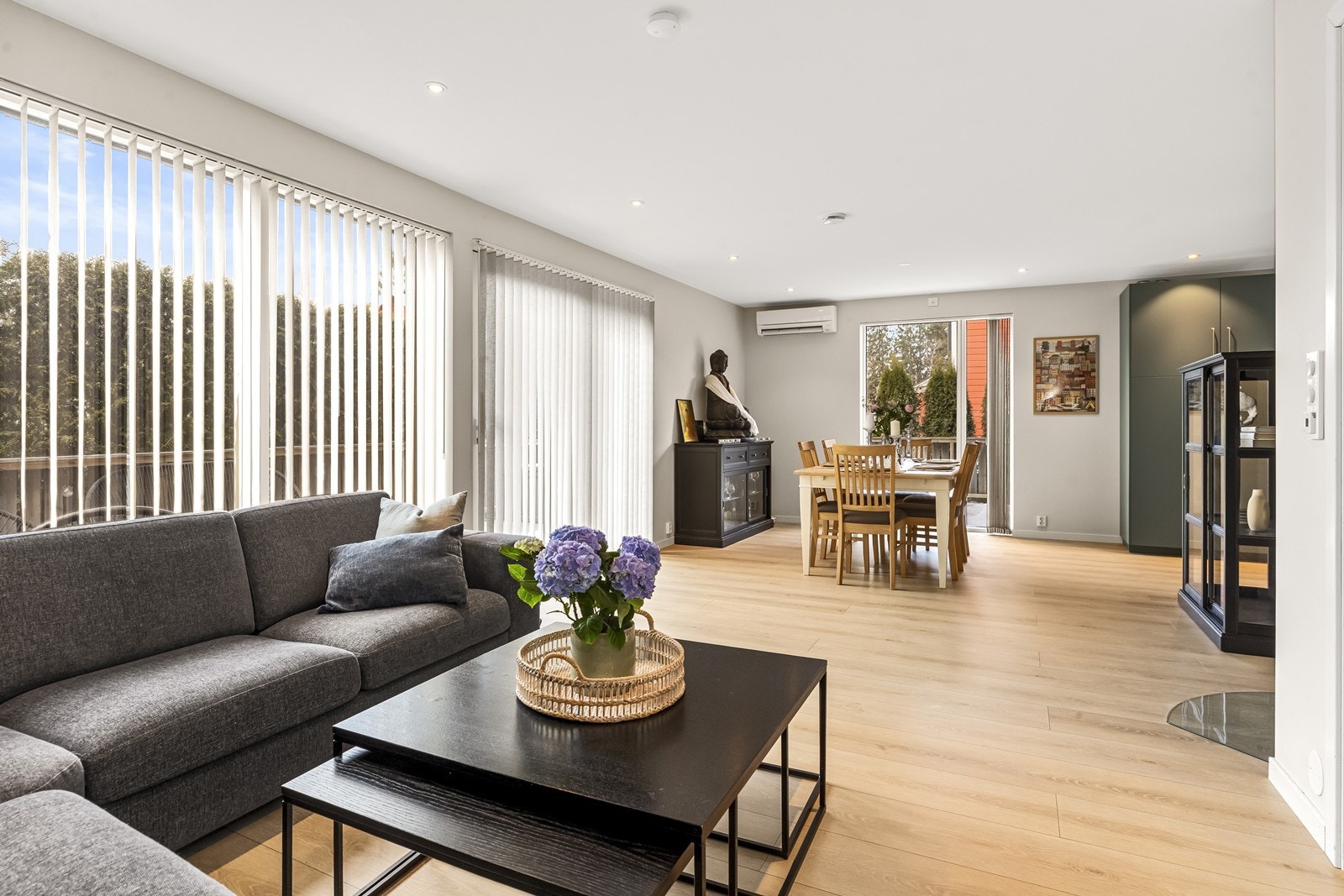 Rommet er lett å møblere med plass til både sofagruppe og spisebord. Galleribilde