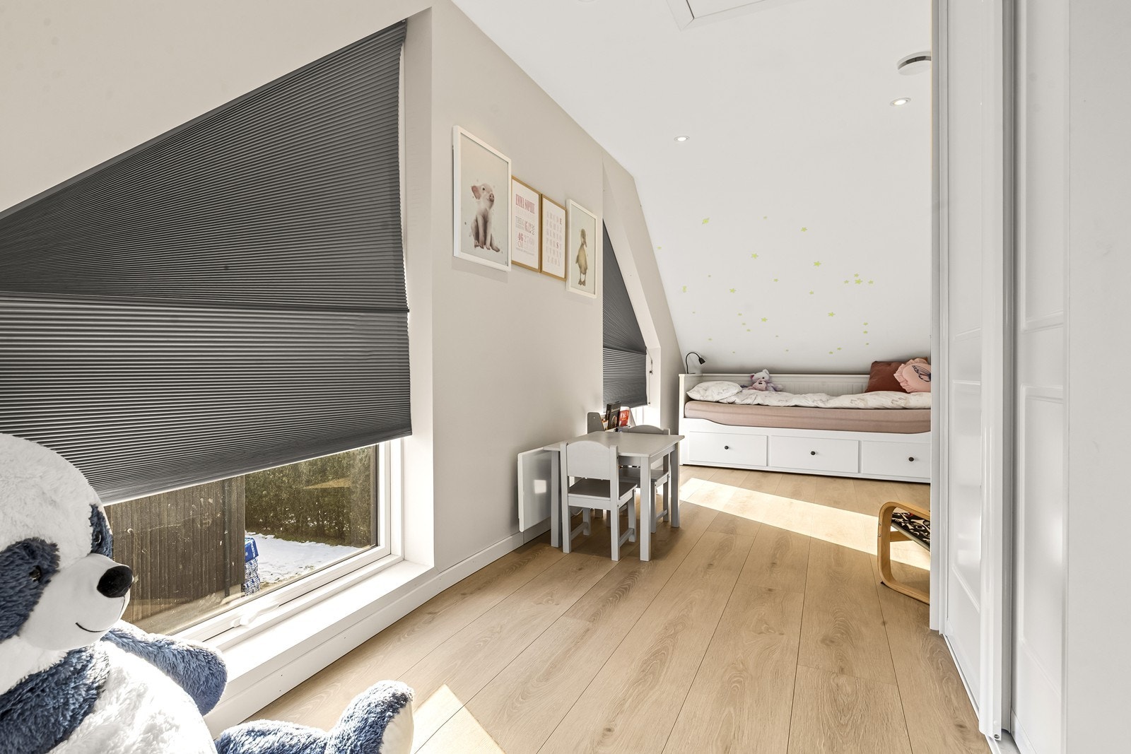 God plass til seng, skrivepult og oppbevaring. Galleribilde