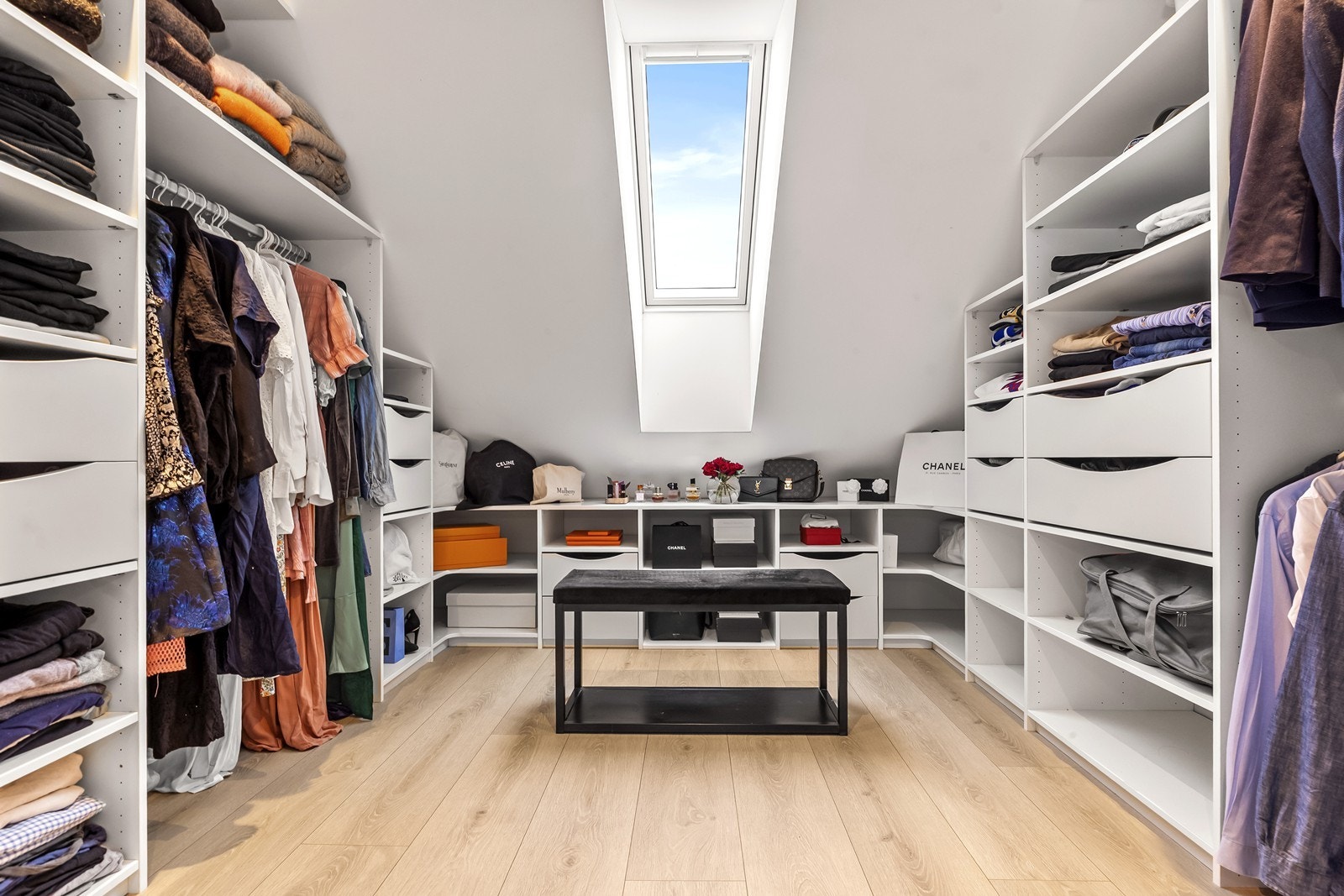 Fra hoved soverommet er det en svært praktisk og plassbesparende garderobeløsning. Galleribilde