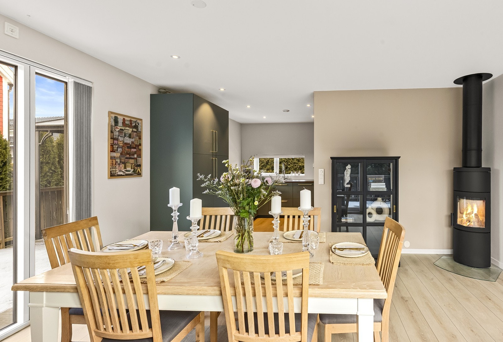 Spisestuen er en naturlig del av allrommet, med nærhet til både kjøkken og stue. Galleribilde