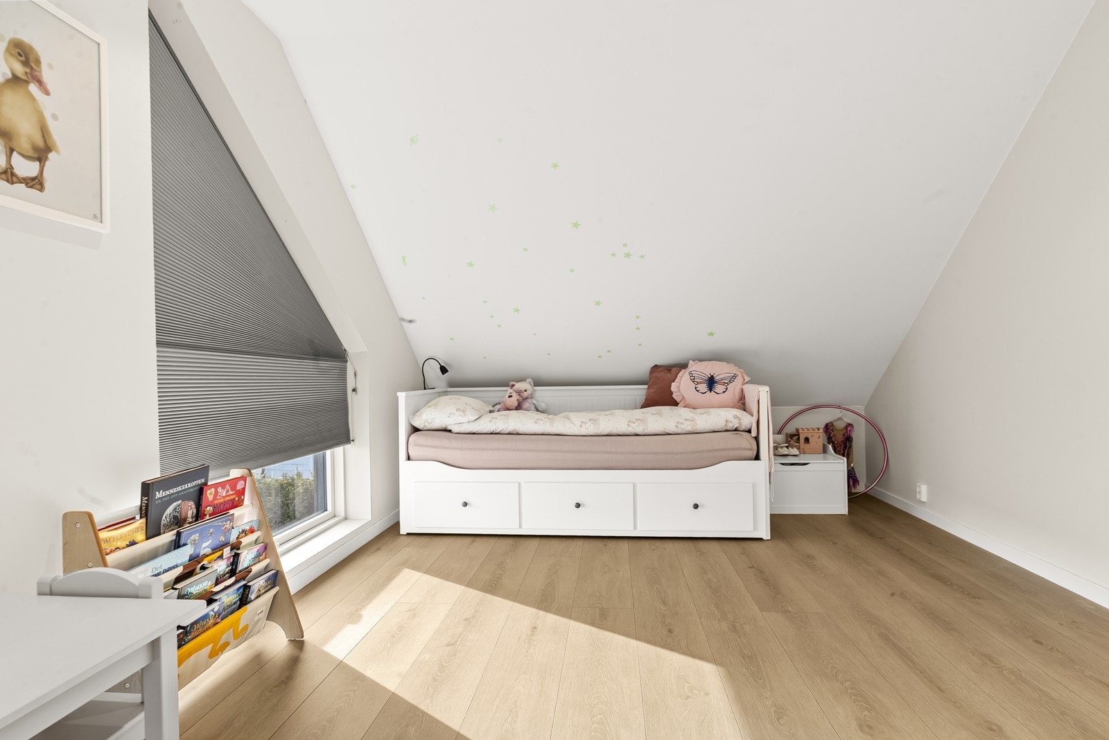 Rommene har malte plater på vegger og i himling. Galleribilde